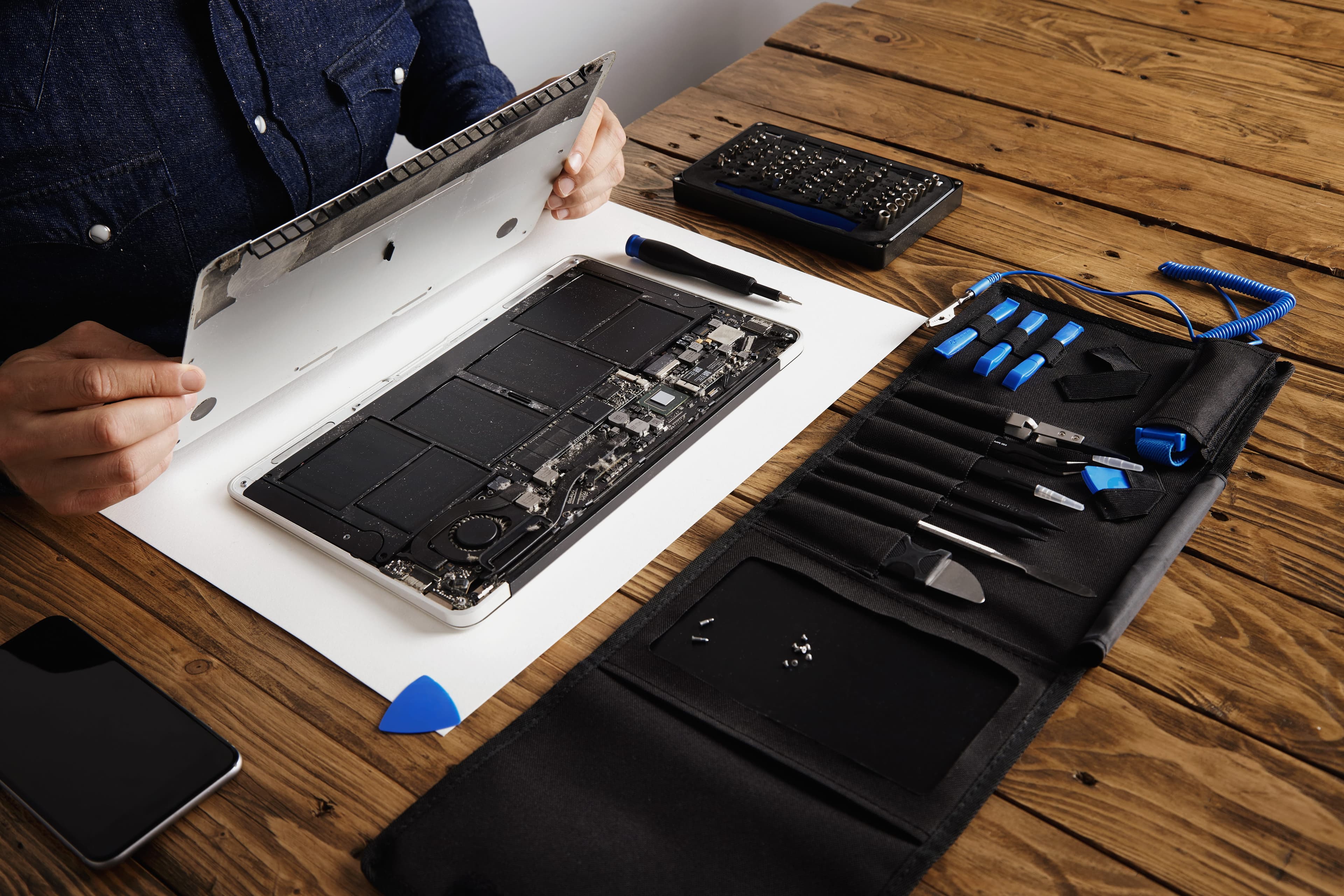 Quick Fix Computer Services Professional Mac repair services fixing damaged iMac screen 